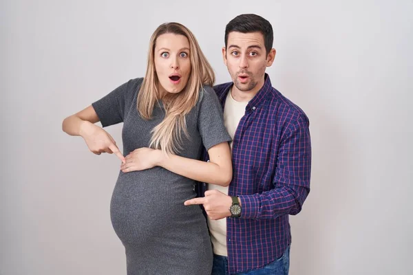 Junges Paar Erwartet Ein Baby Vor Weißem Hintergrund Das Mit — Stockfoto