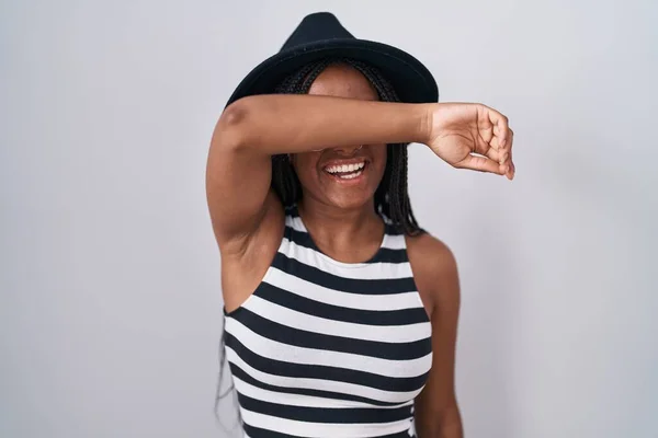 Молодой Африканский Американец Косичками Шляпе Солнцезащитных Очках Закрывающих Глаза Улыбкой — стоковое фото