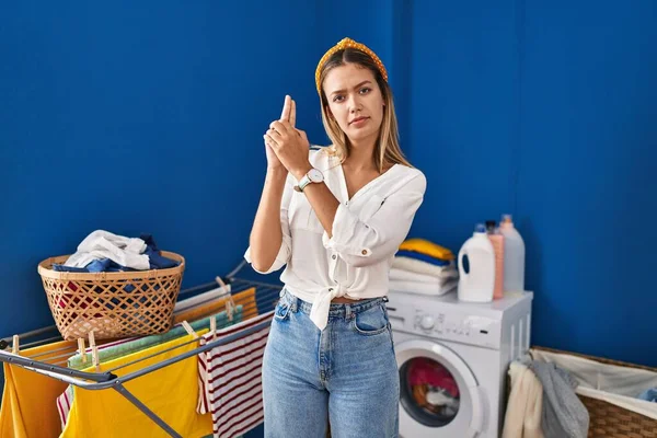 Junge Blonde Frau Der Waschküche Hält Symbolische Waffe Mit Handgeste — Stockfoto