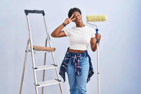 Africano Americano Mulher Segurando Pintor Rolos Fazendo Símbolo Paz Com — Fotografia de Stock