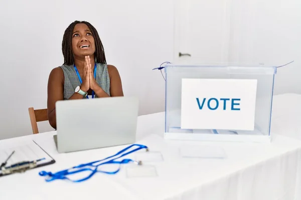 Νεαρή Αφροαμερικάνα Που Εργάζεται Στις Πολιτικές Εκλογές Κάθεται Ψηφοδέλτια Ικετεύοντας — Φωτογραφία Αρχείου