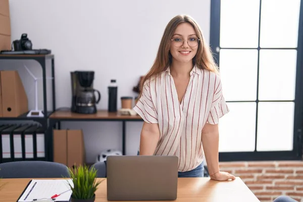 Young Blonde Woman Business Worker Smiling Confident Standing Desk Office — ストック写真