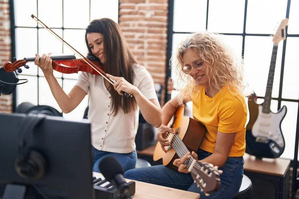 Zwei Musikerinnen Spielen Geige Und Klassische Gitarre Musikstudio — Stockfoto