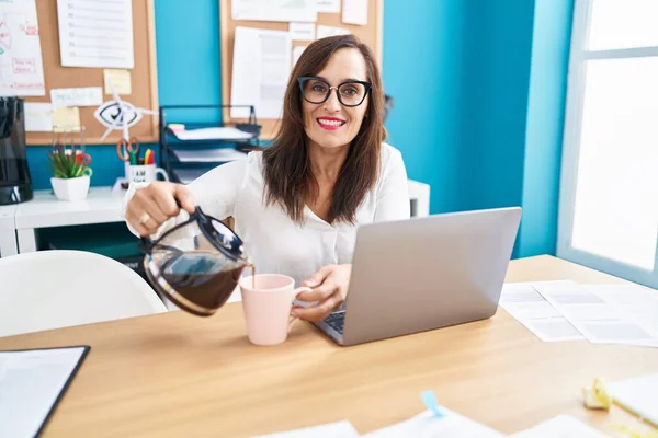 Young Beautiful Hispanic Woman Business Worker Pouring Coffee Cup Office — Stock Photo, Image