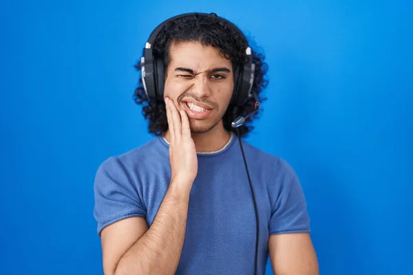 Ισπανόφωνος Άνθρωπος Σγουρά Μαλλιά Ακούγοντας Μουσική Χρησιμοποιώντας Ακουστικά Αγγίζοντας Στόμα — Φωτογραφία Αρχείου