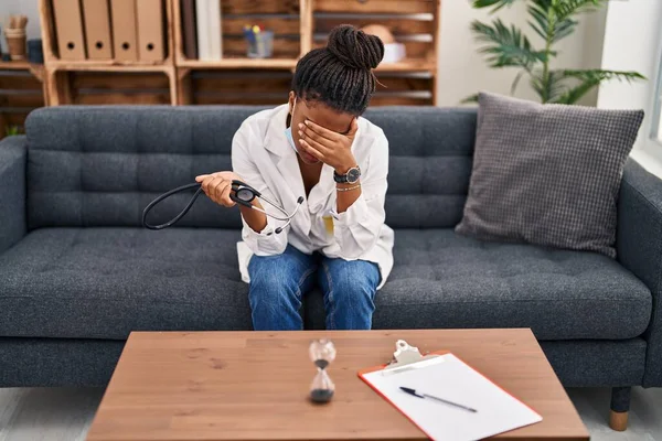 Afrika Kökenli Amerikalı Kadın Doktor Psikoloji Merkezinde Psikoloji Seansı Olduğunu — Stok fotoğraf