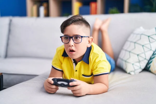 Jong Spaans Kind Spelen Video Game Holding Controller Bank Shock — Stockfoto