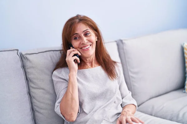 Middle Age Woman Talking Smartphone Sitting Sofa Home — Stockfoto