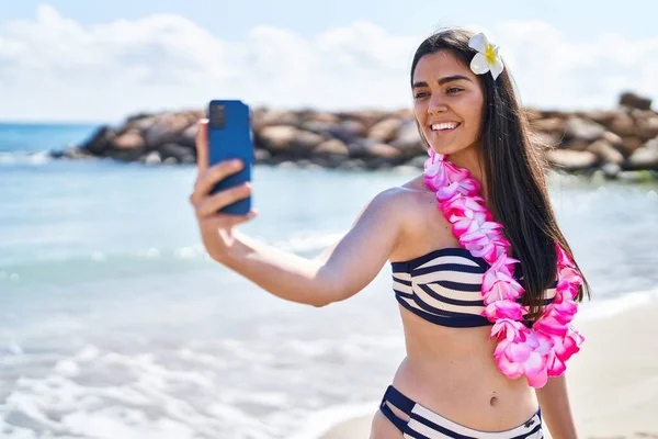 Jovem Hispânica Usando Biquíni Fazer Selfie Por Smartphone Beira Mar — Fotografia de Stock