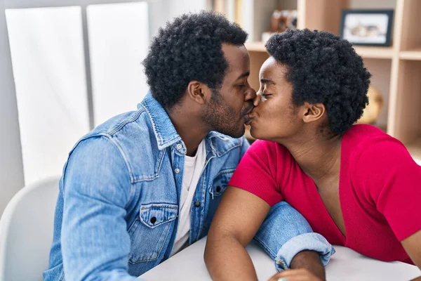 Afroamerikanisch Mann Und Frau Paar Sitzt Auf Dem Tisch Küssen — Stockfoto