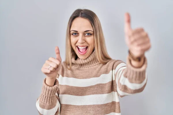 Young Blonde Woman Wearing Turtleneck Sweater Isolated Background Approving Doing — Stock Photo, Image