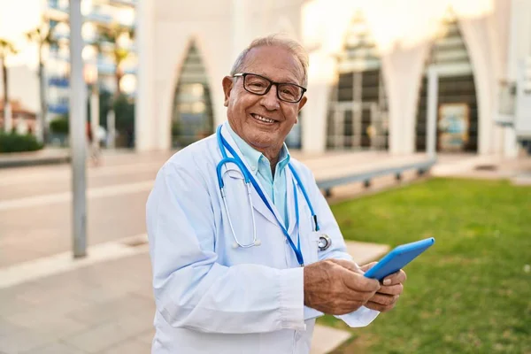 Starszy Mężczyzna Mundurze Lekarza Używający Touchpada Ulicy — Zdjęcie stockowe