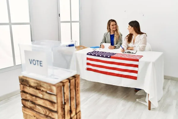Deux Jeunes Américaines Travaillant Collège Table Électorale — Photo