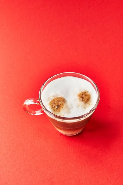 Jedna Filiżanka Kawy Cappuccino Czerwonym Tle — Zdjęcie stockowe