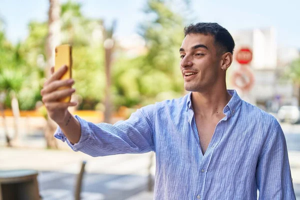 Junger Hispanischer Mann Lächelt Zuversichtlich Bei Videoanruf Auf Der Straße — Stockfoto