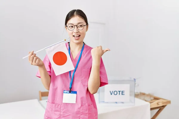 Jovem Enfermeira Asiática Mulher Eleição Campanha Política Segurando Japão Bandeira — Fotografia de Stock