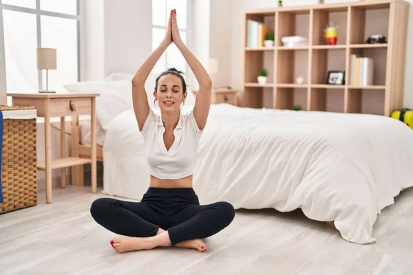 Mujer Caucásica Joven Haciendo Ejercicio Yoga Sentado Suelo Dormitorio —  Fotos de Stock