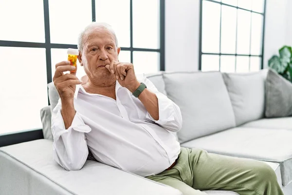 Senior Man Håller Piller Mun Och Läppar Stängd Som Blixtlås — Stockfoto