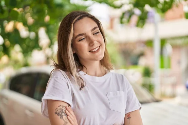 Jonge Vrouw Glimlachen Zelfverzekerd Kijken Naar Zijkant Straat — Stockfoto