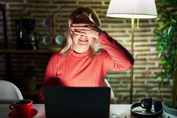 Blond Kvinna Använder Laptop Natten Hemma Ler Och Skrattar Med — Stockfoto