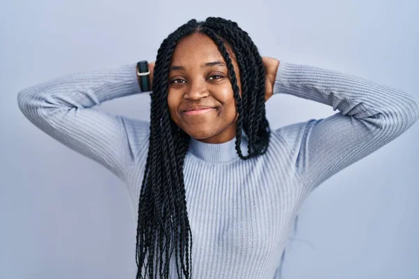 Afrikansk Amerikansk Kvinna Står Över Blå Bakgrund Avkopplande Och Stretching — Stockfoto