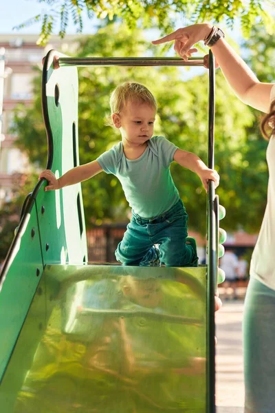 Moeder Zoon Spelen Glijbaan Park Speeltuin — Stockfoto
