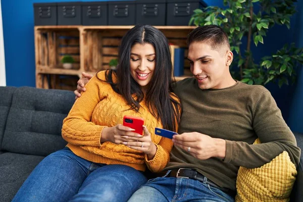 Άνδρας Και Γυναίκα Ζευγάρι Που Χρησιμοποιούν Smartphone Και Πιστωτική Κάρτα — Φωτογραφία Αρχείου