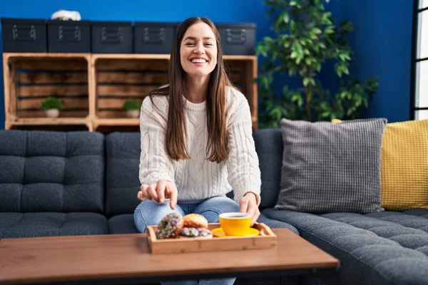 Mujer Joven Sonriendo Confiada Desayunando Casa —  Fotos de Stock