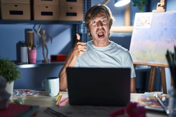 Orta Yaşlı Bir Adam Geceleri Elinde Dizüstü Bilgisayarla Sanat Stüdyosunda — Stok fotoğraf