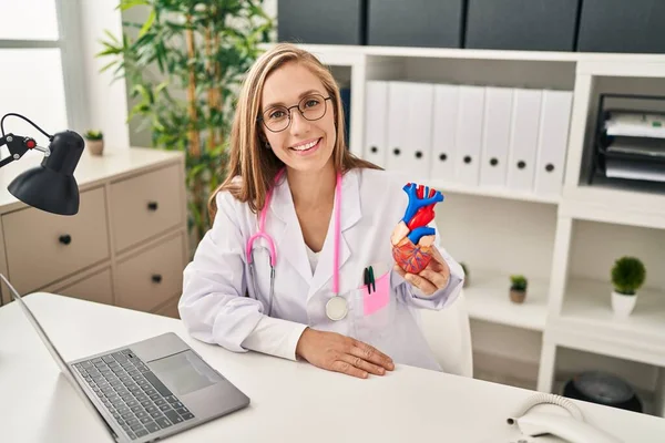 Young Blonde Woman Cardiologist Holding Anatomical Model Heart Clinic — Stock Photo, Image