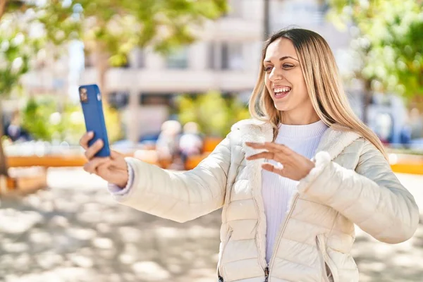 Young Woman Smiling Confident Having Video Call Park — Foto Stock