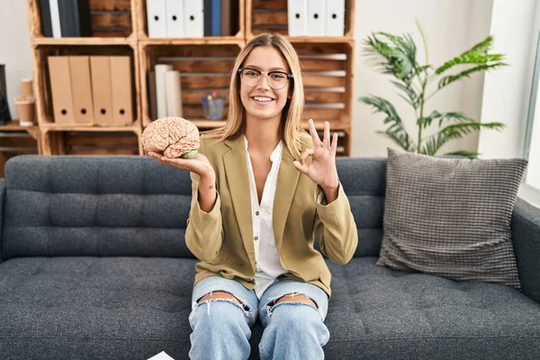 Junge Blonde Frau Die Therapiebüro Arbeitet Hält Gehirn Ordnung Zeichen — Stockfoto