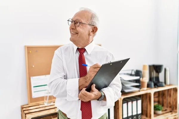 Idősebb Férfi Üzletember Írótáblára Irodában — Stock Fotó