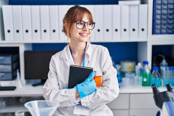 Genç Bilim Kadını Gülümsemesi Laboratuvarda Kendine Güvenen Kucaklama Kitabı — Stok fotoğraf
