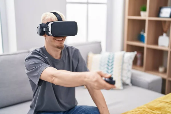 年轻的高加索人在家里用虚拟现实眼镜 — 图库照片