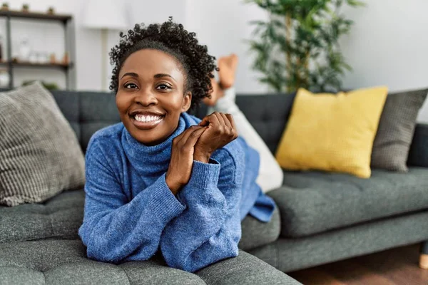 Afroamerykanka Uśmiecha Się Pewnie Leżąc Kanapie Domu — Zdjęcie stockowe