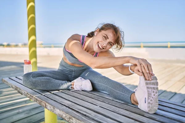 Jonge Blanke Vrouw Draagt Sportkleding Die Zich Uitstrekt Aan Zee — Stockfoto