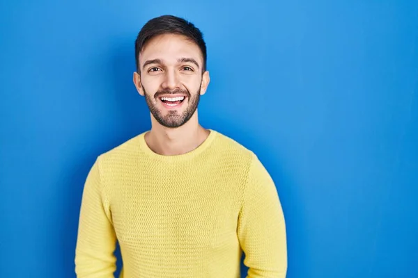 Homem Hispânico Sobre Fundo Azul Com Sorriso Feliz Legal Rosto — Fotografia de Stock