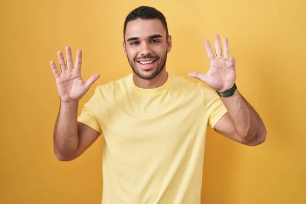 Junger Hispanischer Mann Steht Vor Gelbem Hintergrund Und Zeigt Mit — Stockfoto