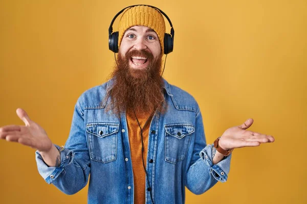 Καυκάσιος Άνδρας Μακριά Γενειάδα Ακούγοντας Μουσική Χρησιμοποιώντας Ακουστικά Χαμογελαστός Προσφέροντας — Φωτογραφία Αρχείου