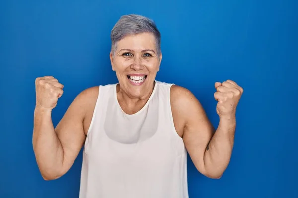Kaukasische Frau Mittleren Alters Die Vor Blauem Hintergrund Sehr Glücklich — Stockfoto