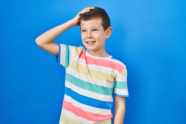 Νεαρό Καυκάσιο Παιδί Στέκεται Πάνω Από Μπλε Φόντο Χαμογελώντας Αυτοπεποίθηση — Φωτογραφία Αρχείου
