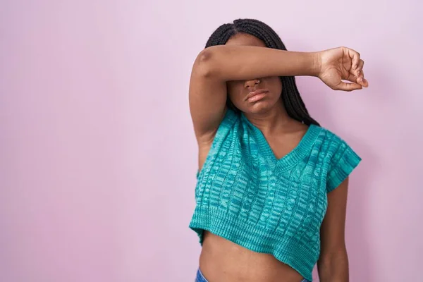 Молодой Африканский Американец Косичками Стоящими Розовом Фоне Закрывая Глаза Рукой — стоковое фото