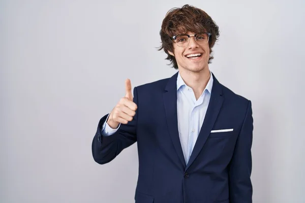 Spanyol Üzletember Szemüveges Boldog Ujjal Mutogató Fiatalember Jóváhagyása Kifejezés Nézi — Stock Fotó