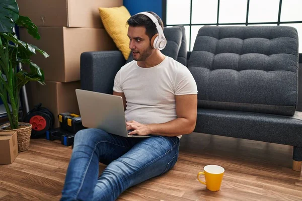 Jovem Hispânico Usando Laptop Sentado Chão Uma Nova Casa — Fotografia de Stock