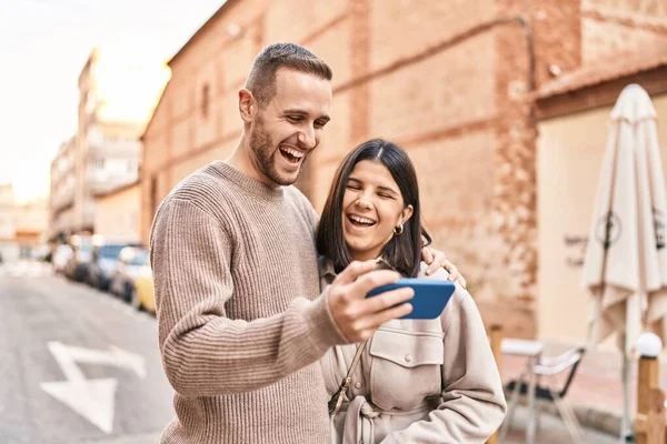Άνδρας Και Γυναίκα Ζευγάρι Χαμογελά Αυτοπεποίθηση Χρησιμοποιώντας Smartphone Στο Δρόμο — Φωτογραφία Αρχείου