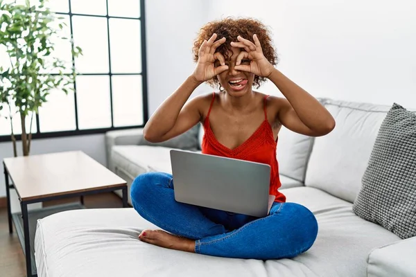 Young African American Woman Sitting Sofa Home Using Laptop Doing — Φωτογραφία Αρχείου