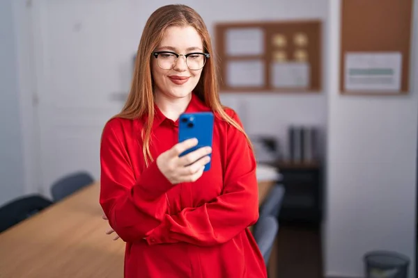 Giovane Rossa Donna Business Worker Sorridente Fiducioso Utilizzando Smartphone Ufficio — Foto Stock