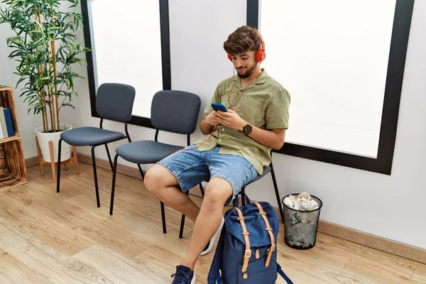 Young Arab Man Listening Music Sitting Chair Waiting Room — Stock Photo, Image