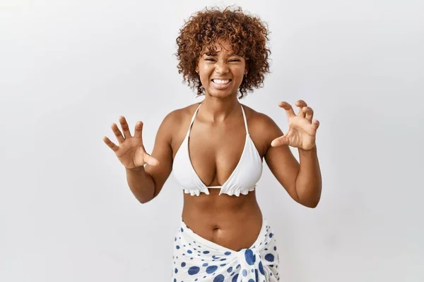 Joven Mujer Afroamericana Con Pelo Rizado Usando Bikini Sonriendo Divertido — Foto de Stock